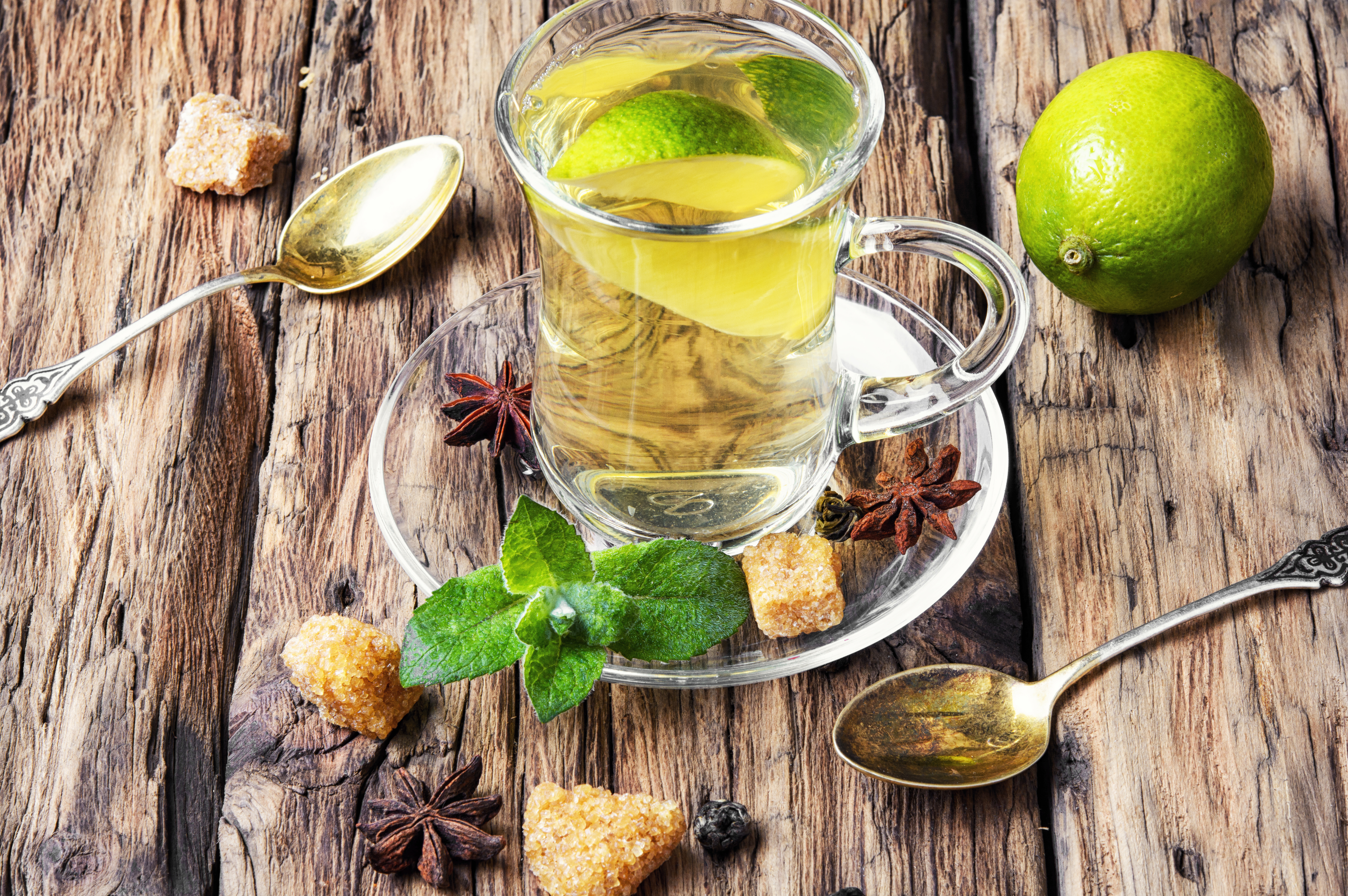 Green tea with lime, mint and sugar