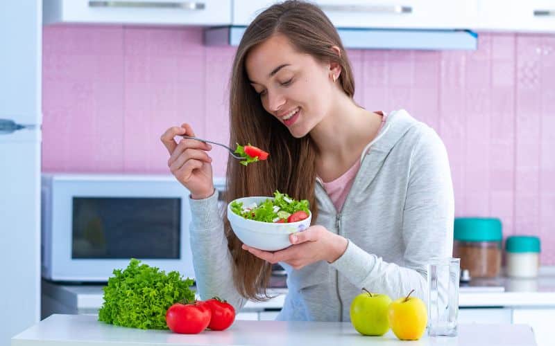woman eating a healthy diet